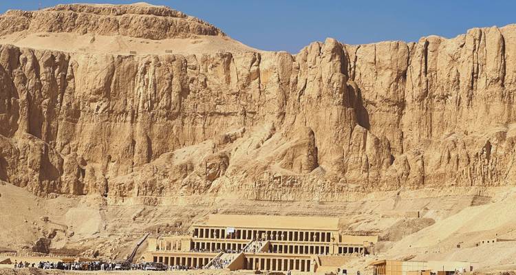 Templo de Hatshepsut enclavado contra imponentes acantilados de arenisca en Luxor