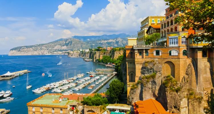 Hotels op kliffen en een bruisende jachthaven vol jachten langs de dramatische kust van Sorrento.