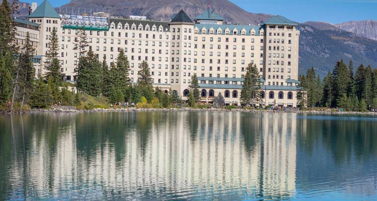 El majestuoso Fairmont Château Lake Louise se refleja perfectamente en el lago turquesa.