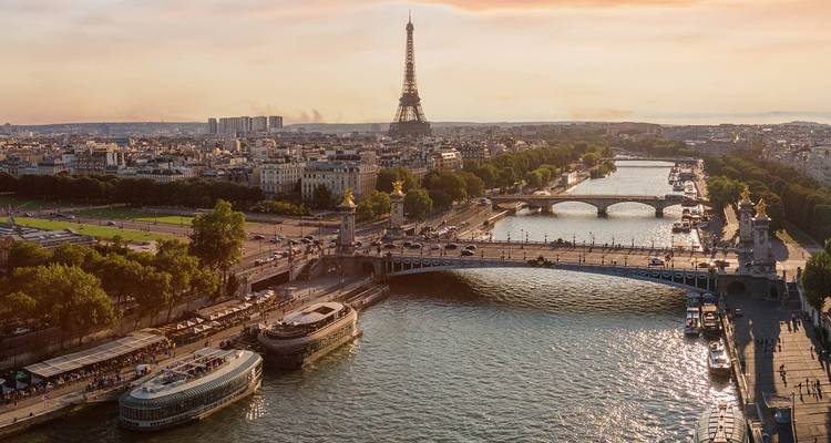 Vista aérea del atardecer sobre el río Sena con la Torre Eiffel y los puentes de París