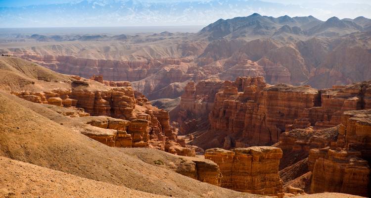 Formaciones dramáticas de arenisca roja y gargantas profundas del Cañón Charyn bajo cielos despejados