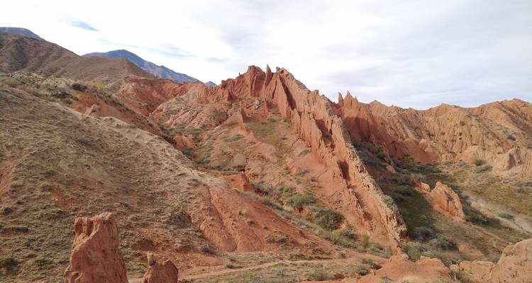 Formaciones de ocre erosionadas del Cañón de los Cuentos de Hadas creando agujas y crestas caprichosas