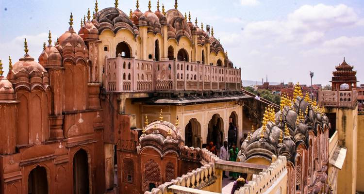 Vista lateral elevada de la fachada ornamentada de arenisca rosa y las cúpulas del palacio Hawa Mahal de Jaipur