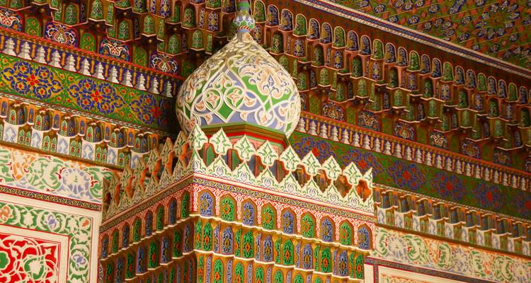 Colonne intérieure aux motifs complexes et colorés, surmontée d'une coupole décorative.