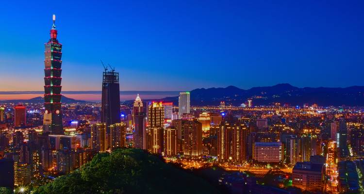 Panoramische schemering skyline van Taipei met Taipei 101 en fonkelende stadsverlichting.