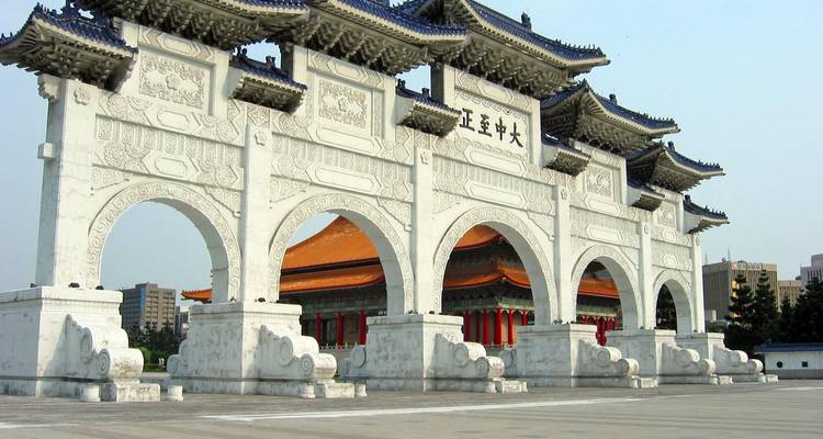 Witte marmeren vrijheidsplein boog die het oranje dak van het Nationale Theater in Taipei omlijst.