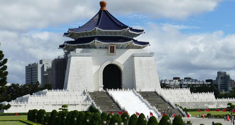 Grote Chiang Kai-shek Gedenkhaal met brede trap onder gedeeltelijk bewolkte hemel.