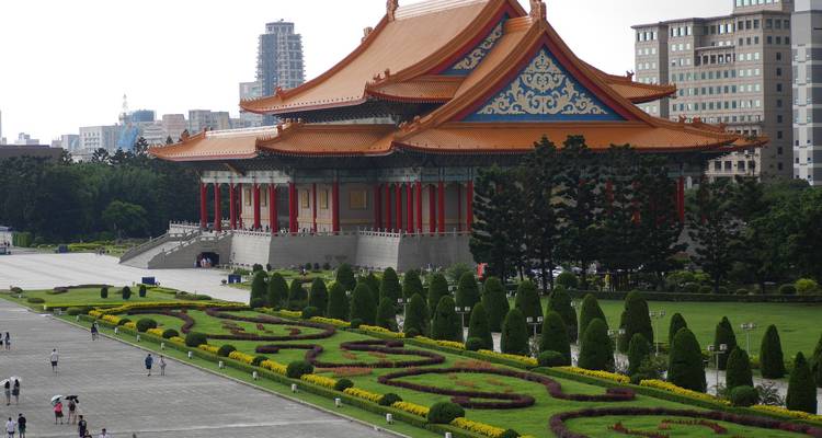 Traditionele Chinese Nationale Concertzaal met sierlijke oranje dak en verzorgde tuinen.