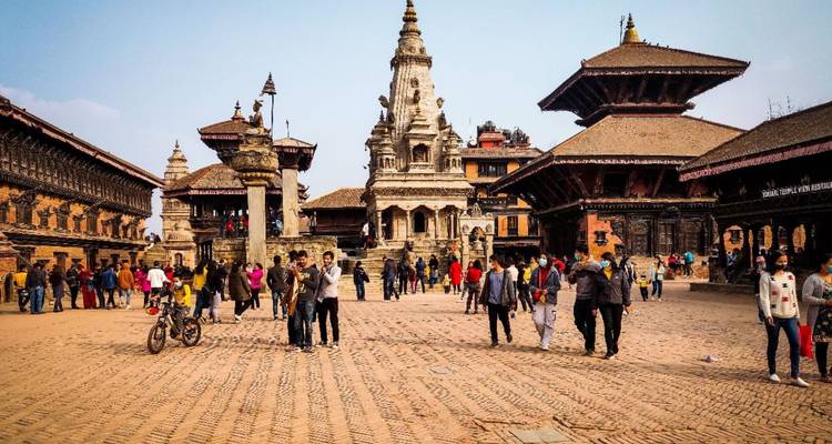 Historischer Backsteinplatz, gesäumt von Tempeln im Pagodenstil und voller flanierender Besucher