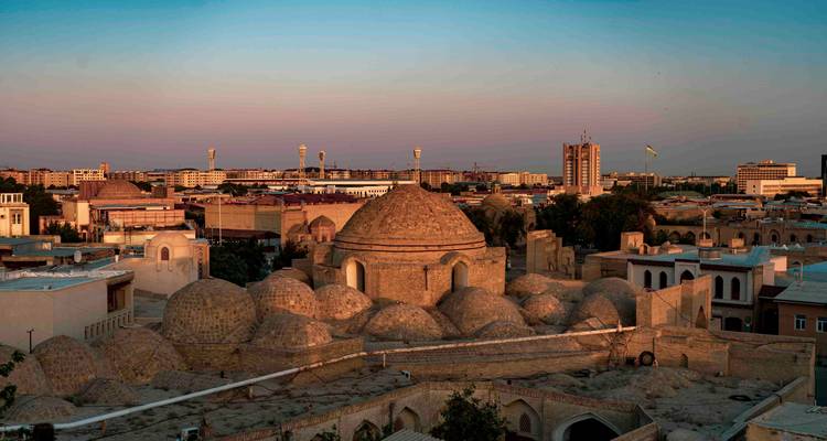 Vue panoramique du coucher de soleil sur les bazars à coupoles et les toits de la vieille ville de Boukhara.