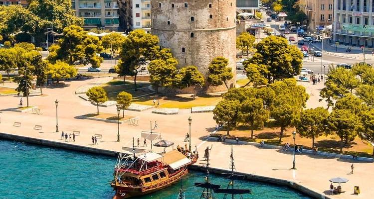 Iconische Witte Toren en waterfront promenade van Thessaloniki gezien van bovenaf met aangemeerd galjoen schip.