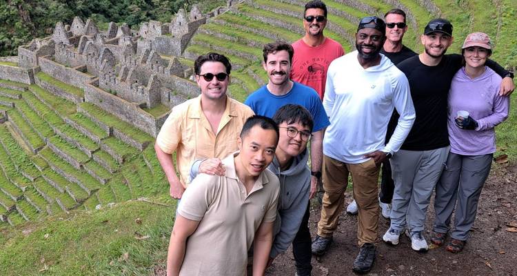 Des voyageurs rassemblés devant les ruines incas en terrasses de Wiñay Wayna le long du chemin de l'Inca.