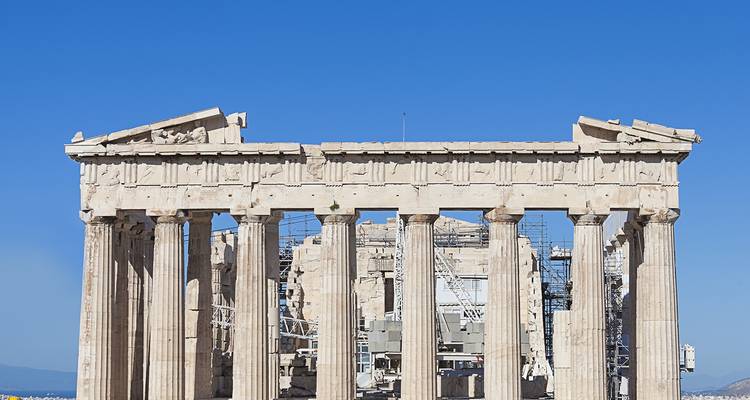 Voorgevels van het Parthenon met steigers onder een heldere blauwe hemel