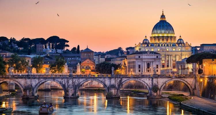 Coucher de soleil sur le Tibre avec la Basilique Saint-Pierre et un pont de pierre à arches en vue.