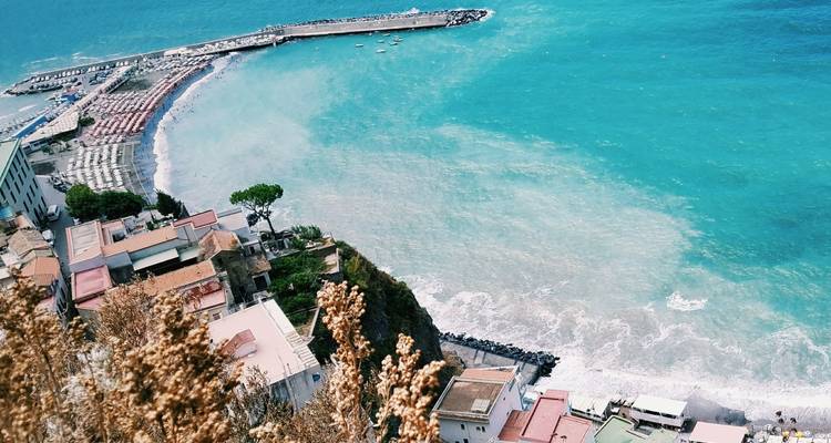 Verheven uitzicht over de kust van Sorrento met turkooizen zee en zandstrand eronder.