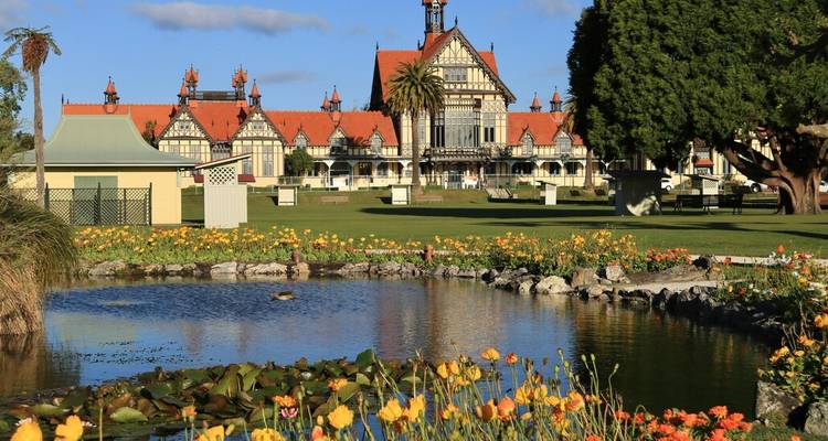 Het historische Tudor-stijl Rotorua Museum kijkt uit over aangelegde tuinen en een lelienvijver.