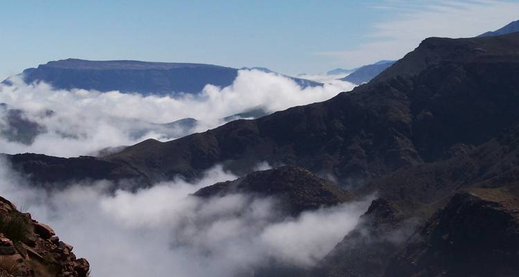 Los accidentados picos montañosos del Alto Atlas se elevan sobre un mar de capas de nubes blancas creando un paisaje dramático.