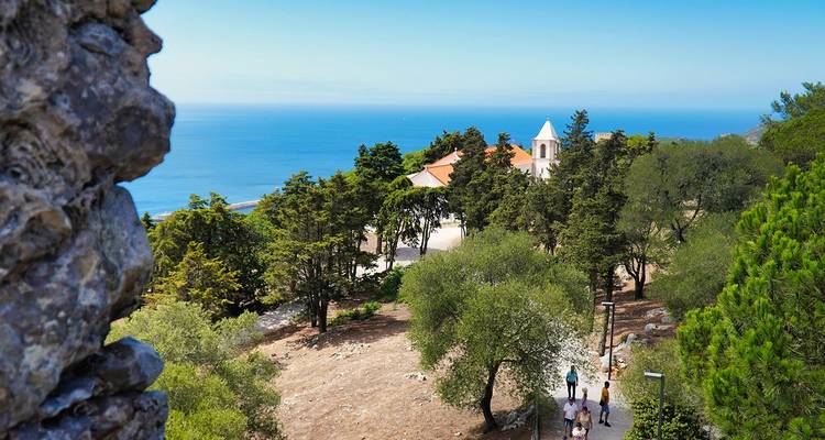 Aussichtspunkt auf dem Hügel im Naturpark Arrábida mit kleiner Kapelle mit Blick auf den blauen Atlantik