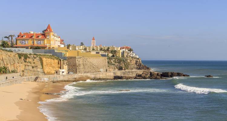 Plage de sable doré et élégantes villas côtières surplombant l'Atlantique le long du littoral de Cascais