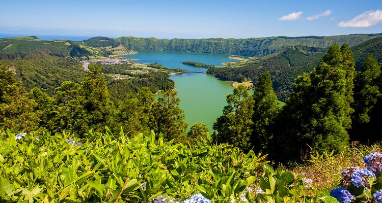 Vue vibrante sur les lacs de cratère et la caldeira verdoyante de Sete Cidades à São Miguel