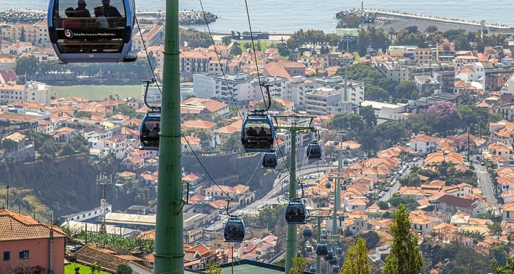 Gondel kabelbanen stijgen boven Funchal's terracotta daken naar het station op de heuvel