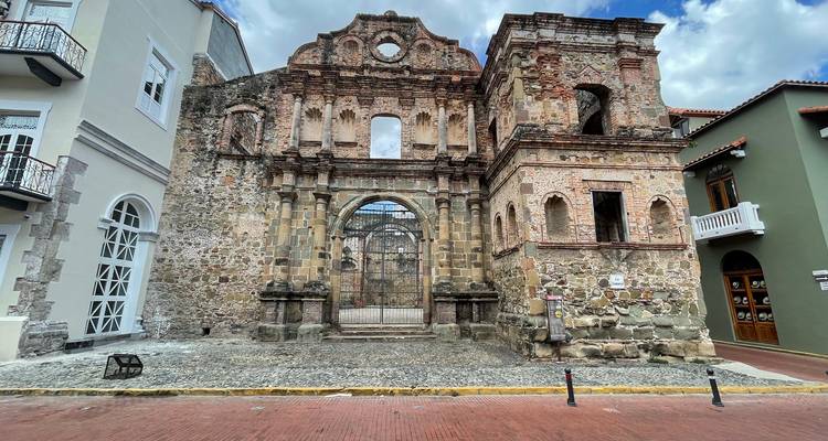 Ruinen einer steinernen Kirchenfassade mit Bögen und verwitterten Ziegeln im Stadtteil Casco Viejo von Panama City