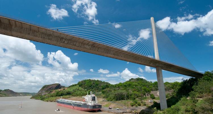 Schrägseilbrücke Centennial Bridge über den Panamakanal unter einem leuchtend blauen Himmel