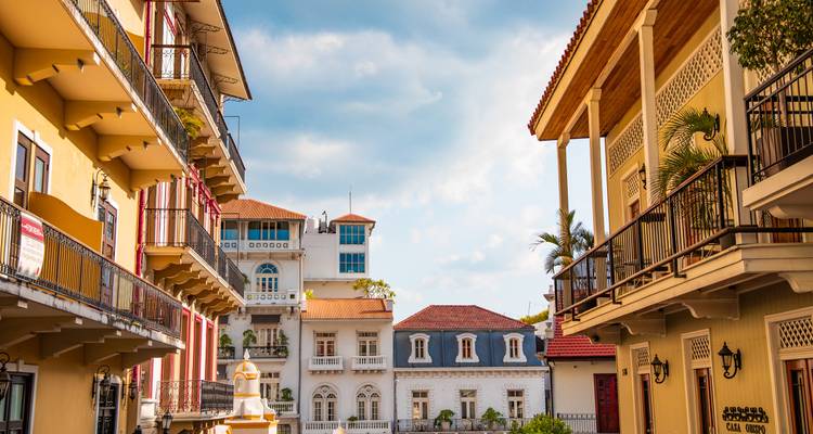 Bunte Kolonialgebäude mit Balkonen säumen eine schmale Straße in Casco Viejo unter sanftem Nachmittagslicht