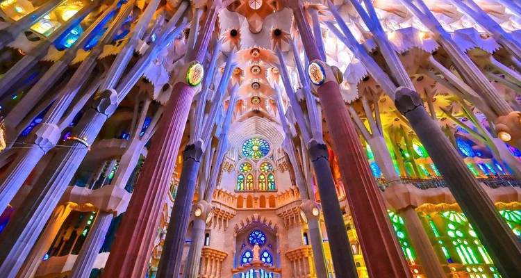 Vitrales vibrantes y columnas elevadas dentro de la Sagrada Família creando un caleidoscopio de colores