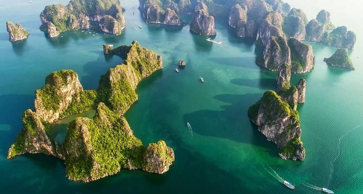 Hochfliegende Luftaufnahme der verstreuten Kalksteininselchen und jadegrünen Gewässer der Halong-Bucht.