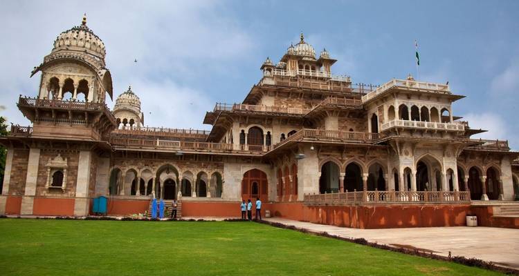 Le musée Albert Hall indo-sarrasin orné de dômes et d'arches s'élève au-dessus d'une cour verdoyante.