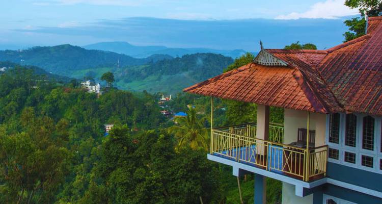 Berggipfel-Homestay mit gefliestem Dachbalkon mit Blick auf üppig grüne Täler und Berge
