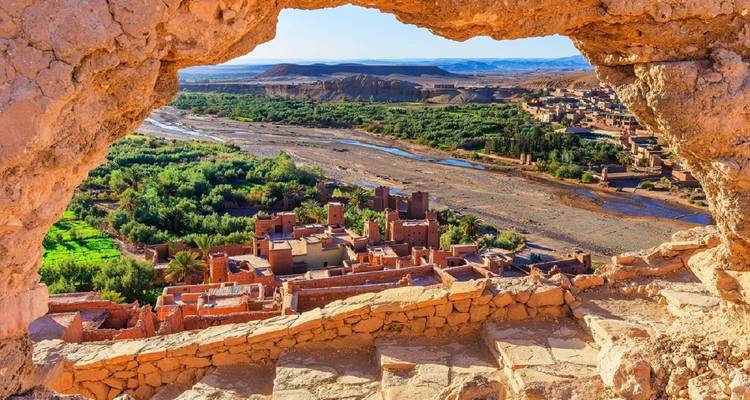 Panoramisch uitzicht op het dorp Ait Benhaddou omlijst door een natuurlijke rotsboog