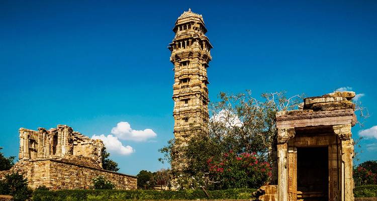 Tour de la victoire historique Vijay Stambha au fort de Chittorgarh se dressant contre un ciel bleu profond.