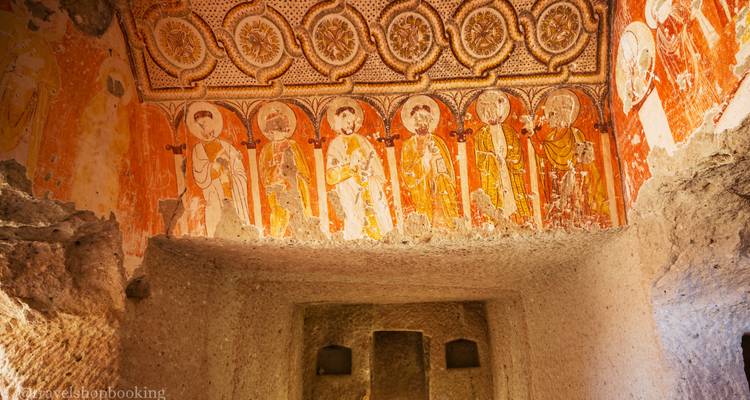 Frescos coloridos de estilo bizantino adornan el techo de una antigua iglesia rupestre en Capadocia.