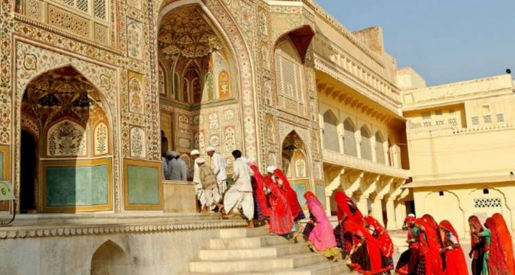 Des femmes en saris rouges éclatants montent l'orné portail Ganesh Pol au Fort d'Amber.