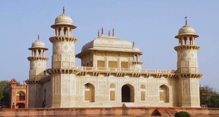 Tombeau aux motifs complexes d'Itimad-ud-Daulah baigné dans la lumière du soir.