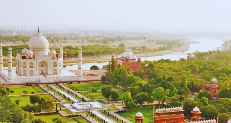 Panorama aérien du complexe du Taj Mahal au bord de la rivière Yamuna et des jardins luxuriants.