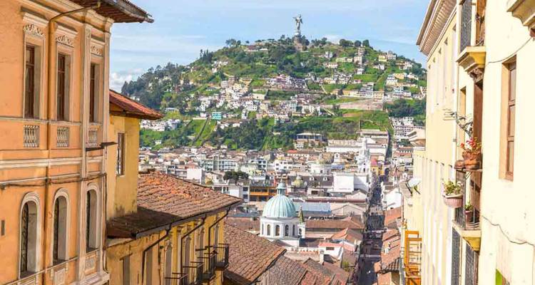 Blick eine koloniale Straße hinunter zum Hügel El Panecillo, gekrönt von der Marienstatue in Quito.