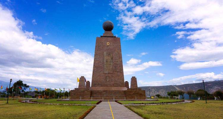Mitad del Mundo-Monument, das den Äquator markiert, unter einem teilweise bewölkten Himmel.