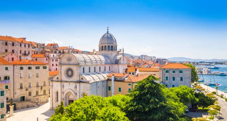 Cathédrale historique de Šibenik avec toits en terre cuite et port en arrière-plan