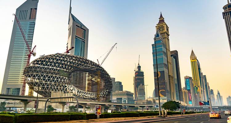 Sheikh Zayed Road con el Museo del Futuro y rascacielos imponentes al amanecer en Dubái.