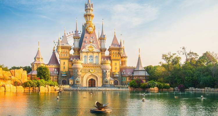 Château de style conte de fées du parc à thème VinWonders se reflétant dans un lagon tranquille à la lumière du coucher de soleil.