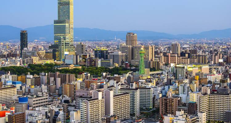 Vue expansive de jour de la ville d'Osaka avec la haute tour Abeno Harukas dominant l'horizon.