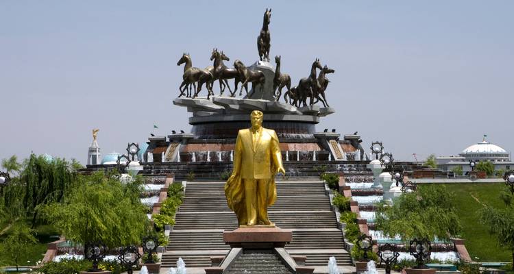 Barocke goldene Statue mit dynamischem Pferdeensemble-Brunnen im landschaftlich gestalteten Aschgabat-Park.