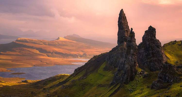 Des pinacles spectaculaires du Old Man of Storr s'élèvent au-dessus de l'île de Skye au lever du soleil