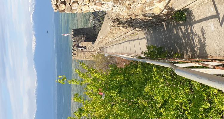 Schmaler Wallweg führt zu einem Steinturm an Sighnagis Befestigungsmauern mit Blick auf grüne Täler.