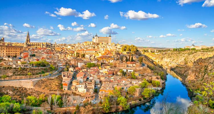 Weids panoramisch uitzicht op Toledo's historische skyline gelegen boven de rivier de Taag onder een heldere hemel.