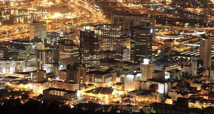 Horizon illuminé du centre-ville du Cap brillant dans la nuit