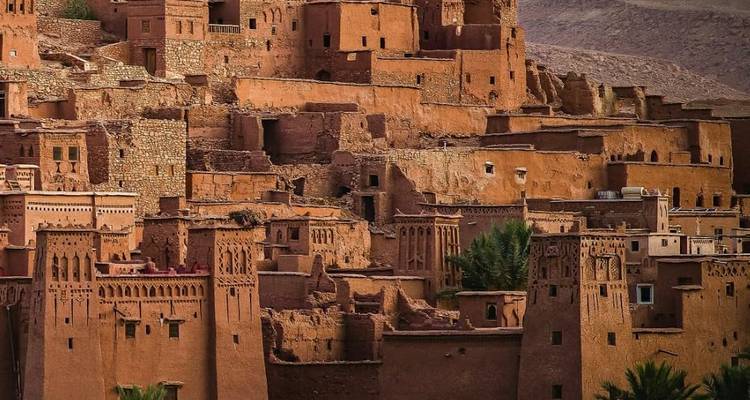 Gros plan des tours et murs en terre empilés d'Aït Benhaddou montrant des textures et couleurs complexes.